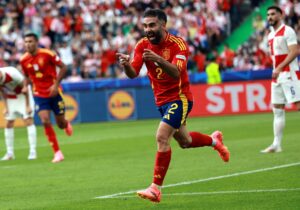 El defensa de España Dani Carvajal celebra el 3-0 durante el partido del grupo B entre España y Croacia en el estadio Olímpico de Berlín, Alemania. EFE/EPA/CLEMENS BILAN