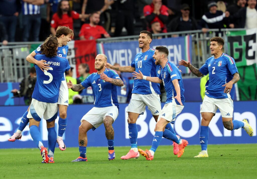 Nicolo Barella celebra con sus compañeros el 2-1 durante el partido del grupo B que han jugado Italia y Albania en Dortmund, Alemania. EFE/EPA/FRIEDEMANN VOGEL