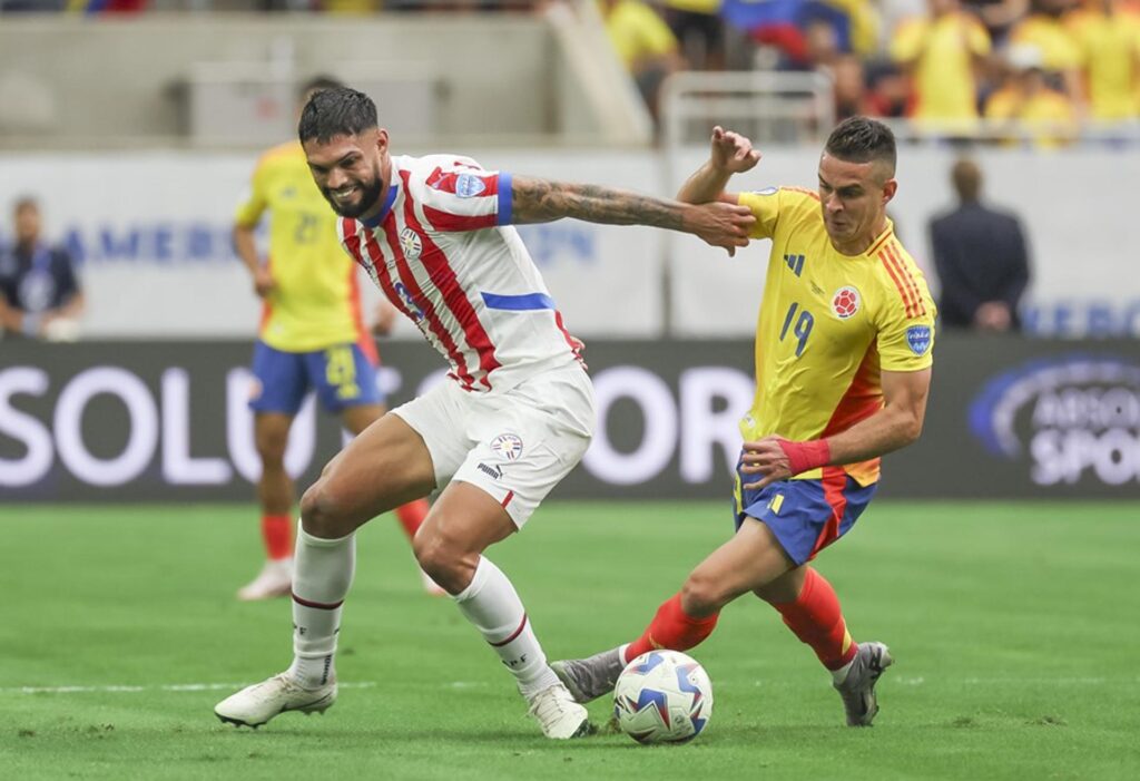 El defensor de Paraguay Omar Alderete (i) y el delantero de Colombia Rafael Santos Borre (d) en la Copa América 2024. EFE/EPA/LESLIE PLAZA JOHNSON