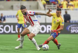 El defensor de Paraguay Omar Alderete (i) y el delantero de Colombia Rafael Santos Borre (d) en la Copa América 2024. EFE/EPA/LESLIE PLAZA JOHNSON