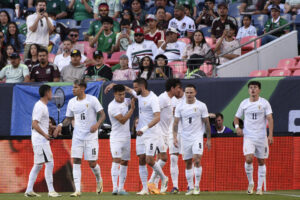 Jugadores de Uruguay celebran un gol de Facundo Pellistri (d) este miércoles, en un partido amistoso internacional entre las selecciones nacionales de México y Uruguay, en el estadio Empower Field en Mile High en Denver (EE.UU.). EFE/ Todd Pierson
