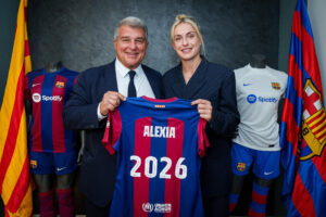 La reina Letizia (2i) hace entrega a la capitana del Barcelona Alexia Putellas (c) del trofeo de campeonas tras su victoria ante la Real Sociedad en la final de la Copa de la Reina de fútbol en Zaragoza. EFE/ Javier Cebollada