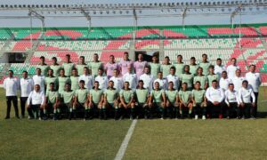 La foto oficial de la selección boliviana en el estadio Ramón 'Tahuichi' Aguilera, en Santa Cruz. EFE/Juan Carlos Torrejón.
