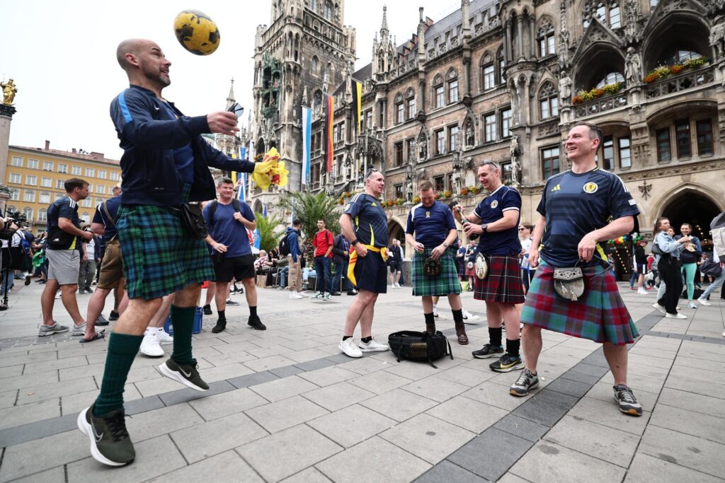 Seguidores escoceses en Munich recorren la ciudad a la espera del partido inaugural de la Eurocopa 2024. EFE/EPA/ANNA SZILAGYI