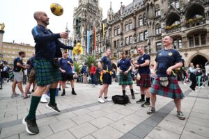 Seguidores escoceses en Munich recorren la ciudad a la espera del partido inaugural de la Eurocopa 2024. EFE/EPA/ANNA SZILAGYI