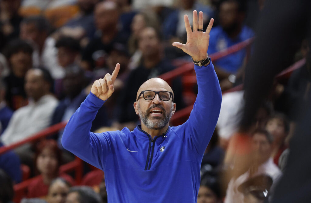 Fotografía de archivo en la que se registró al entrenador del equipo estadounidense de baloncesto Mavericks de Dallas, Jason Kidd, durante un partido de la NBA, en el coliseo Kaseya Center de Miami (Florida, EE.UU.). EFE/Rhona Wise