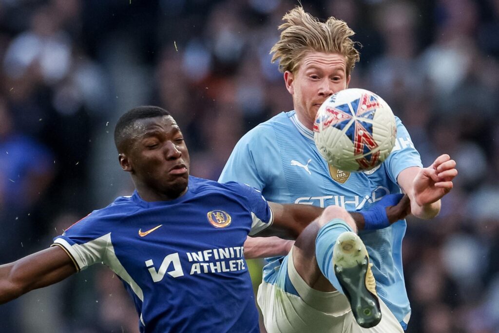 Kevin De Bruyne, del Manchester City, y Moises Caicedo, del Chelsea, durante un partido. EFE/EPA/NEIL HALL