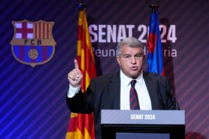El presidente del FC Barcelona, Joan Laporta, aseguró este miércoles, en el discurso que abrió la reunión ordinaria del Senado de la entidad azulgrana, que el club azulgrana dará "resultados operativos positivos" tras tres años de mandato y subrayó que han logrado salvar a la entidad "de la ruina".EFE/ Enric Fontcuberta