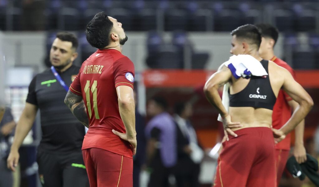 El delantero de Bolivia Carmelo Algarañaz (2-i) y otros jugadores de la selección andina fueron registrados este domingo, 23 de junio, al lamentar su derrota por 2-0 ante Estados Unidos, al final del primer partido del grupo C de la Copa América, en el AT&T Stadium de Arlington (Texas, EE.UU.). EFE/Kevin Jairaj