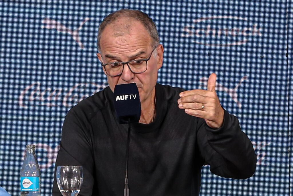 Fotografía de archivo del seleccionador de Uruguay, el argentino Marcelo Biesa, quien este sábado trató de matizar el favoritismo de la Celeste como favorita al título de la Copa América, que para sus pupilos comienza el domingo en Miami frente a Panamá. EFE/ Gastón Britos