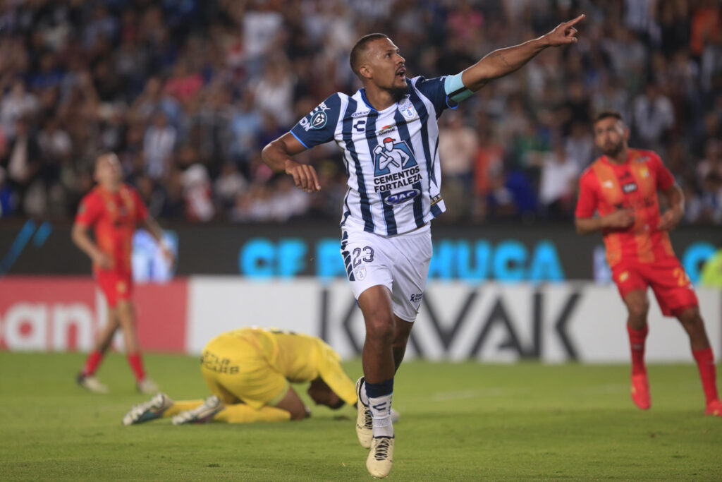 Fotografía de archivo, tomada el pasado 10 de abril, en la que se registró al venezolano Salomón Rondón, de Pachuca, al celebra un gol que le anotó a Herediano de Costa Rica, durante el partido de vuelta de esta llave de los cuartos de final de la Liga de Campeones de la Concacaf, en el estadio Hidalgo de Pachuca (México). EFE/David Martínez