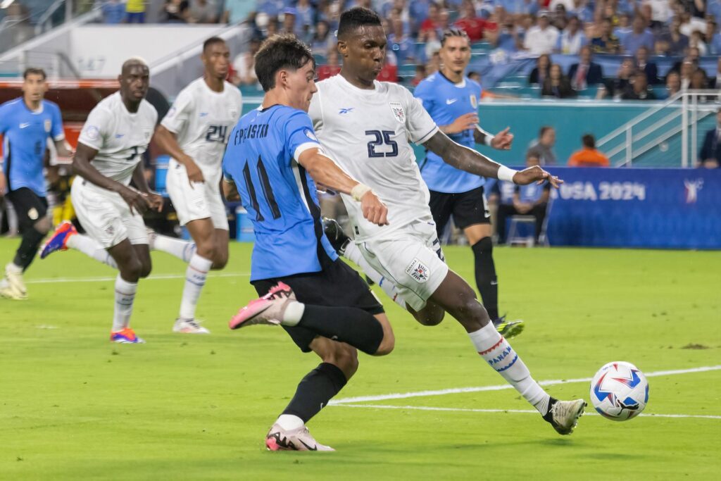 El delantero uruguayo Facundo Pellistri (i) y el defensor panameño Roderick Miller en la Copa América 2024. EFE/EPA/CRISTÓBAL HERRERA-ULASHKEVICH