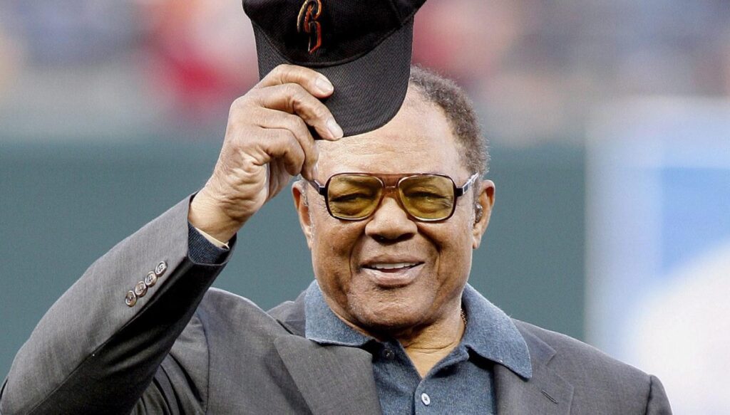 Fotografía de archivo, tomada en 6 mayo de 2006, en la que se registró a la leyenda del béisbol Willie Mays, durante un homenaje por su cumpleaños 75, en el estadio AT&T Park de San Francisco (California, EE.UU.). EFE/Monica Davey
