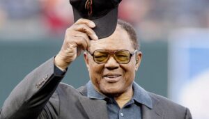 Fotografía de archivo, tomada en 6 mayo de 2006, en la que se registró a la leyenda del béisbol Willie Mays, durante un homenaje por su cumpleaños 75, en el estadio AT&T Park de San Francisco (California, EE.UU.). EFE/Monica Davey