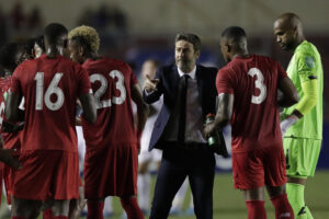 El técnico de la selección panameña, el hispano danésr Thomas Christiansen (c), da indicaciones a sus jugadores. EFE/Bienvenido Velasco