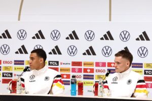 Rueda de prensa de los jugadores alemanes Jamal Musiala (iz) y Florian Wirtz en Herzogenaurach, campamento base de la selección para la Eurocopa 2024. EFE/EPA/ANNA SZILAGYI
