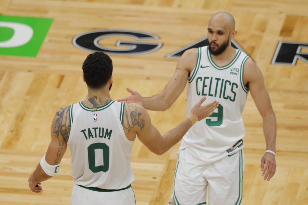 Los jugadores de los Boston Celtics Jayson Tatum (i) y Derrick White (d) celebran la victoria ante los Indiana Pacers. EFE/EPA/CJ GUNTHER