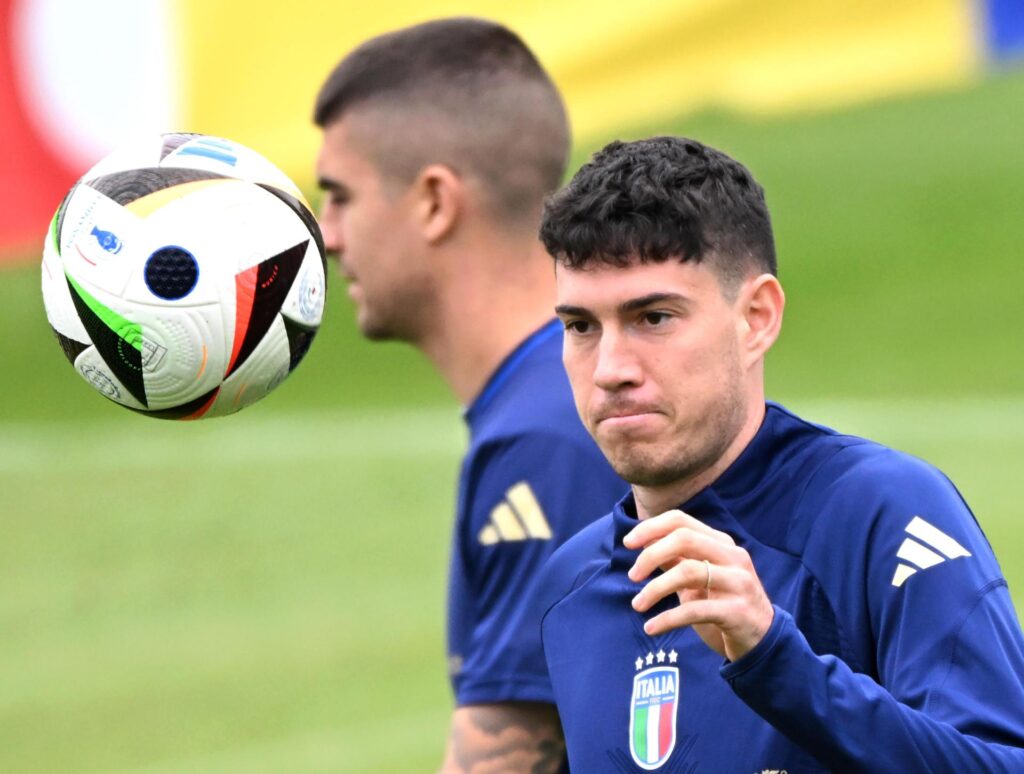 El defensa italiano Alessandro Bastoni durante un entrenamiento de Italia. EFE/EPA/Daniel Dal Zennaro
