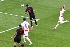 El jugador de Albania Qazim Laci (2-d) logra de cabeza el 0-1 durante el partido del grupo B entre Croacia y Albania en Hambugo, Alemania. EFE/EPA/FILIP SINGER