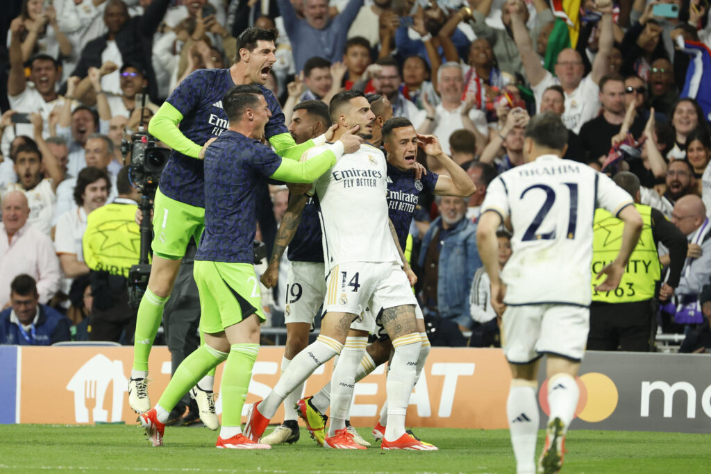 El delantero del Real Madrid, Joselu, celebra con sus compañeros el segundo gol del equipo madridista durante el encuentro correspondiente a la vuelta de las semifinales de la Liga de Campeones que disputaron Real Madrid y Bayern de Munich en el estadio Santiago Bernabéu, en Madrid. EFE / Mariscal.