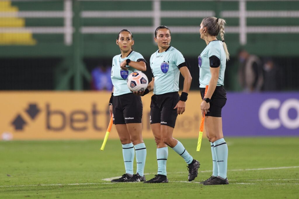 Fotografía de archivo, tomada el 27de mayo de 2021, en la que se registró a las juezas Cindy Nahuelcoy (i), Edina Alves (c) y Neuza Back (d), al final del primer partido en la historia en las que cuatro juezas arbitraron un partido de la Copa Libertadores. EFE/Juan Ignacio Roncoroni