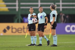 Fotografía de archivo, tomada el 27de mayo de 2021, en la que se registró a las juezas Cindy Nahuelcoy (i), Edina Alves (c) y Neuza Back (d), al final del primer partido en la historia en las que cuatro juezas arbitraron un partido de la Copa Libertadores. EFE/Juan Ignacio Roncoroni