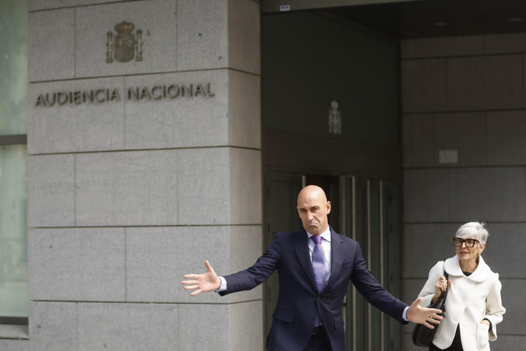 El expresidente de la Federación Española de Fútbol Luis Rubiales comparece en la Audiencia Nacional para que se le notifique formalmente la resolución que le envía a juicio por el beso no consentido a la jugadora Jenni Hermoso y las coacciones a las que habría sido sometida para justificarlo públicamente. EFE/ Rodrigo Jimenez
