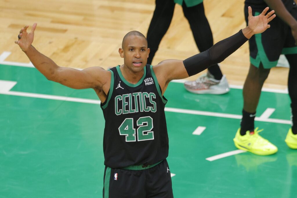 El centro dominicano Al Horford es ovacionado por la multitud durante el partido semifinal de la Conferencia Este de la NBA entre los Celtics y los Cavaliers de Cleveland en Boston. EFE/EPA/CJ GUNTHER
