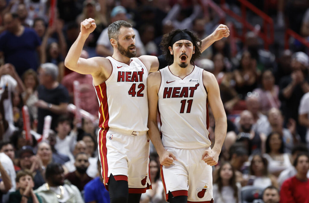 Kevin Love (i) y Jaime Jaquez Jr. de los Miami Heat celebran ante Chicago Bulls durante un partido de la NBA disputado en el Kaseya Center, en Miami, Florida, (Estados Unidos). Fotografía de archivo. EFE/ Rhona Wise