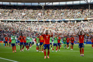 Los jugadores de la Selección española de fútbol, celebrando su victoria del pasado sábado ante Croacia en la Eurocopa, en el Estadio Olímpico de Berlín. EFE/J.J. Guillén
