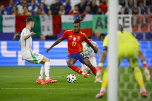 El delantero de la selección española, Nico Williams, intenta superar al jugador de la selección italiana, Jorginho, durante el encuentro correspondiente a la fase de grupos de la Eurocopa 2024 en Gelsenkirchen (Italia-España). EFE/Alberto Estévez.