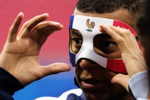 Kylian Mbappé volvió a entrenarse, por primera vez con una máscara protectora encima de su nariz fracturada EFE/EPA/JENS SCHLUETER
