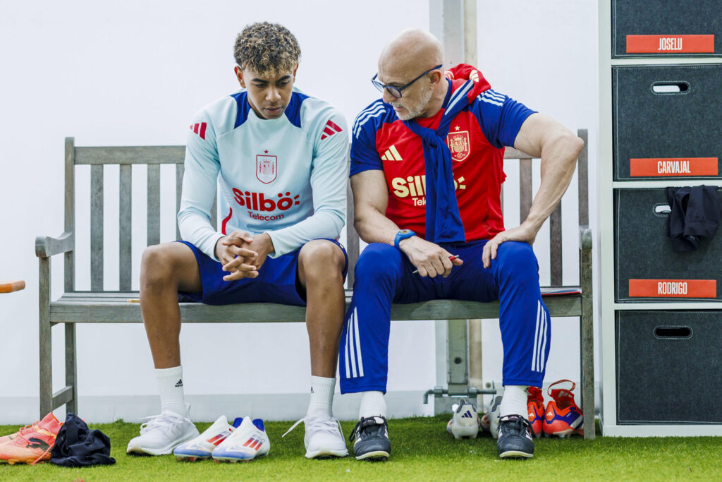 El seleccionador español, Luis de la Fuente, conversa con el delantero Lamine Yamal durante el entrenamiento de la selección española de fútbol este martes en el lugar de concentración de Donaueschingen. EFE/RFEF