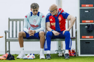 El seleccionador español, Luis de la Fuente, conversa con el delantero Lamine Yamal durante el entrenamiento de la selección española de fútbol este martes en el lugar de concentración de Donaueschingen. EFE/RFEF