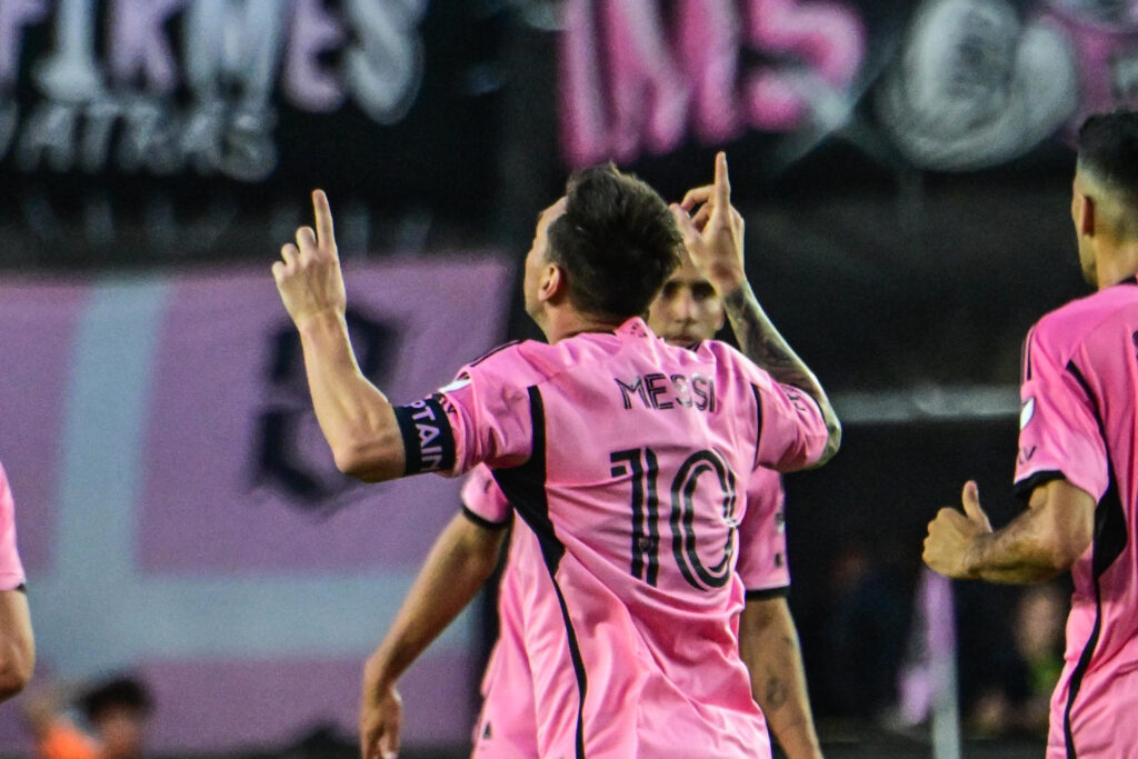 Lionel Messi, atacante estrella del Inter Miami, fue registrado este sábado, 1 de junio, al celebrar un gol que le anotó al St. Louis City, durante un partido de la Major League Soccer (MLS), en el Chase Stadium de Fort Lauderdale (Florida, EE.UU.). EFE/Giorgio Viera