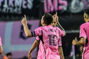 Lionel Messi, atacante estrella del Inter Miami, fue registrado este sábado, 1 de junio, al celebrar un gol que le anotó al St. Louis City, durante un partido de la Major League Soccer (MLS), en el Chase Stadium de Fort Lauderdale (Florida, EE.UU.). EFE/Giorgio Viera