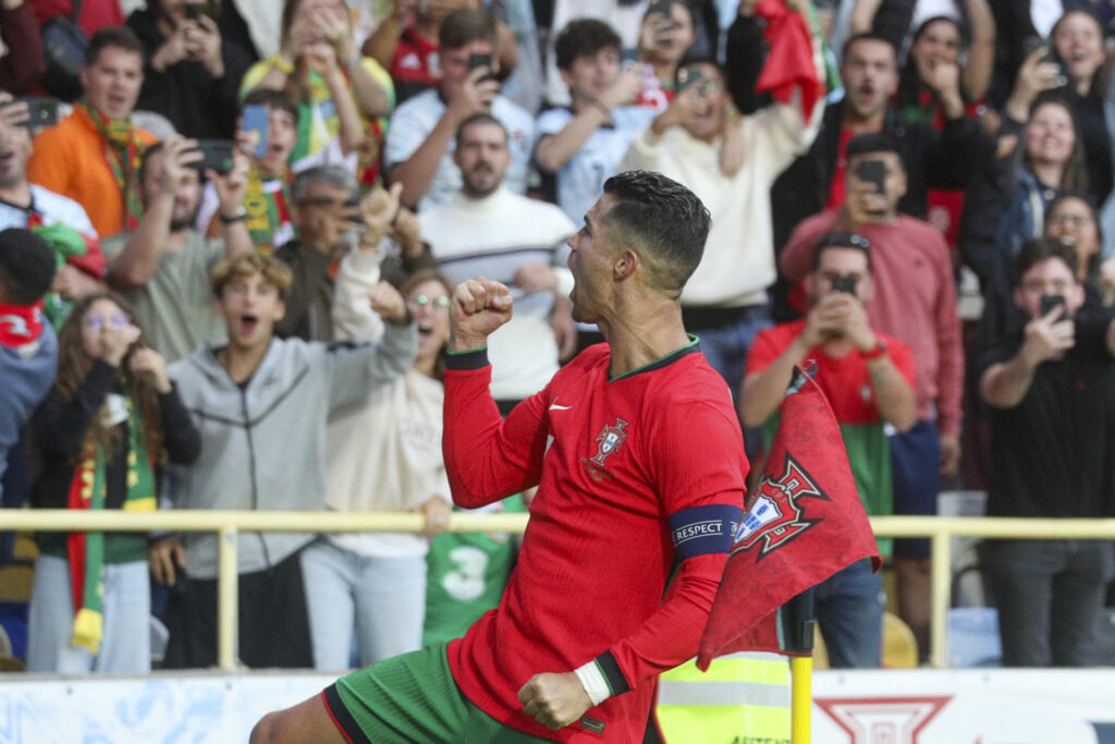 El delantero de la selección portuguesa Cristiano Ronaldo celebra tras marcar el 2-0 durante el partido amistoso que los combinados nacionales de Portugal e Irlanda disputaron recientemente en Aveiro (Portugal). EFE/Carlos García