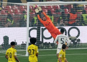 El portero del Borussia Dortmund, Gregor Kobel, en acción durante el partido frente al Real Madrid, de la final de la Liga de Campeones disputado en Wembley. EFE/EPA/ANDY RAIN