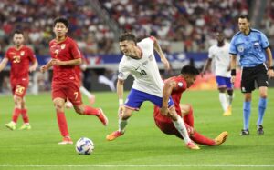 El delantero estadounidense Christian Pulisic (C) y el centrocampista boliviano Héctor Cuellar (d) en la Copa América 2024. EFE/EPA/KEVIN JAIRAJ