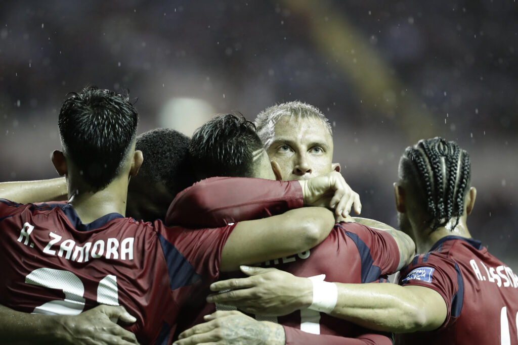 Jugadores de la selección costarricense de fútbol fueron registrados el pasado 6 de junio al celebrar un gol que le anotaron a San Cristóbal y Nieves, durante un partido de las eliminatorias de la Concacaf al Mundial FIFA de 2026, en el estadio Nacional de San José (Costa Rica). EFE/Jeffrey Arguedas
