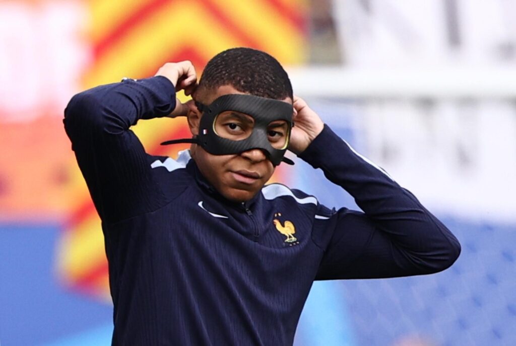 El delantero Kylian Mbappé parte como suplente en Leipzig, Alemania. (Francia) EFE/EPA/ANNA SZILAGYI