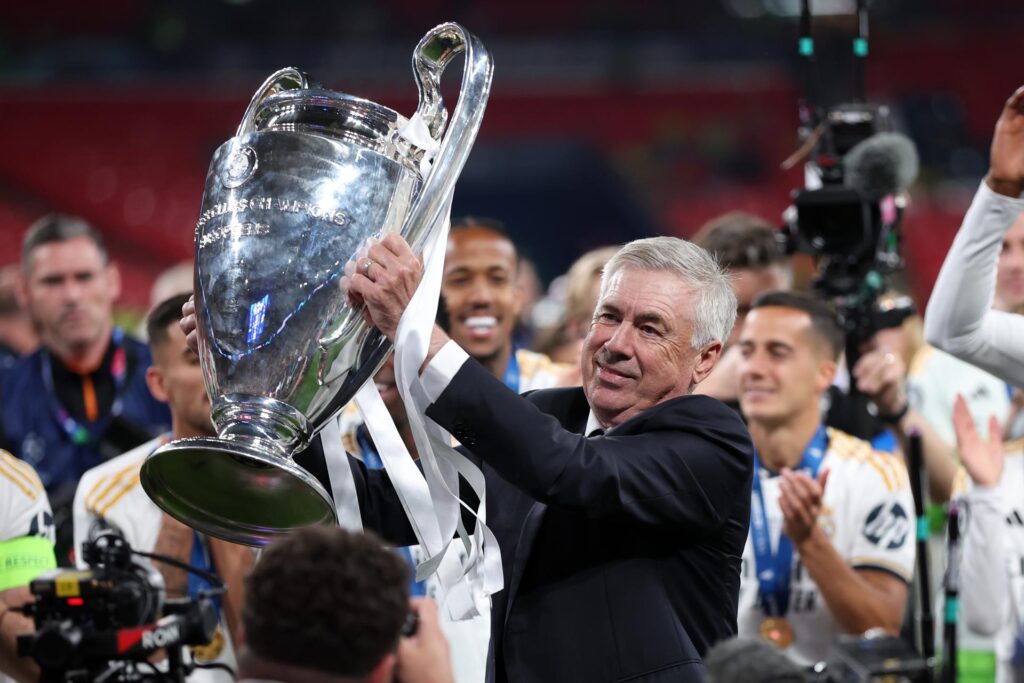 Carlo Ancelotti, con el trofeo de la Liga de Campeones, en una foto de archivo. EFE/EPA/ADAM VAUGHAN