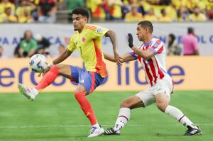 El delantero colmbiano Luis Díaz (i) fue registrado este lunes, 24 de junio, al disputar un balón con el defensor paraguayo Gustavo Velázquez (d), durante el primer partido del grupo D de la Copa América, en el estadio NRG de Houston (Texas, EE.UU.). EFE/Leslie Plaza