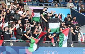 París 2024: Afición lleva bandera de Palestina al partido de Israel