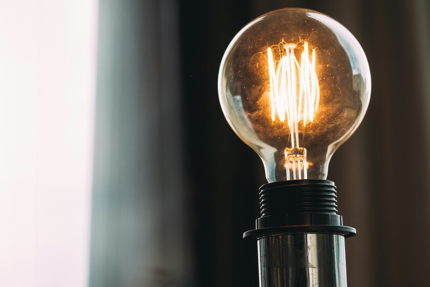 El IVA de la luz baja por sorpresa del 21% al 10%. Es señal que el precio de la electricidad está volviendo a subir