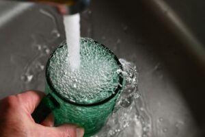 Nos obsesiona saber cuál es el mejor agua del grifo "según la OCU". El problema es que la OCU no se ha pronunciado