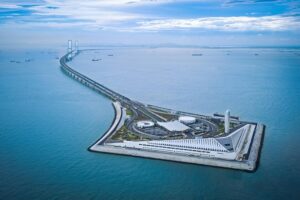 un intrincado puente de túneles submarinos que bate 10 récords