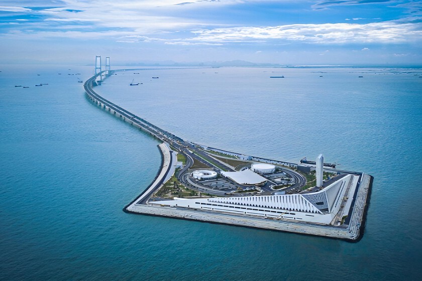 un intrincado puente de túneles submarinos que bate 10 récords