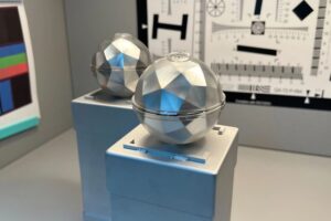 Una empresa promete producir hasta 20 veces más que los paneles solares con una sencilla forma: esferas fotónicas