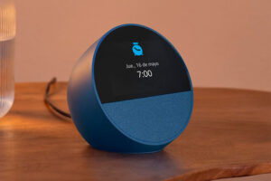 un despertador inteligente con pantalla táctil que llega con un gran descuento a Amazon